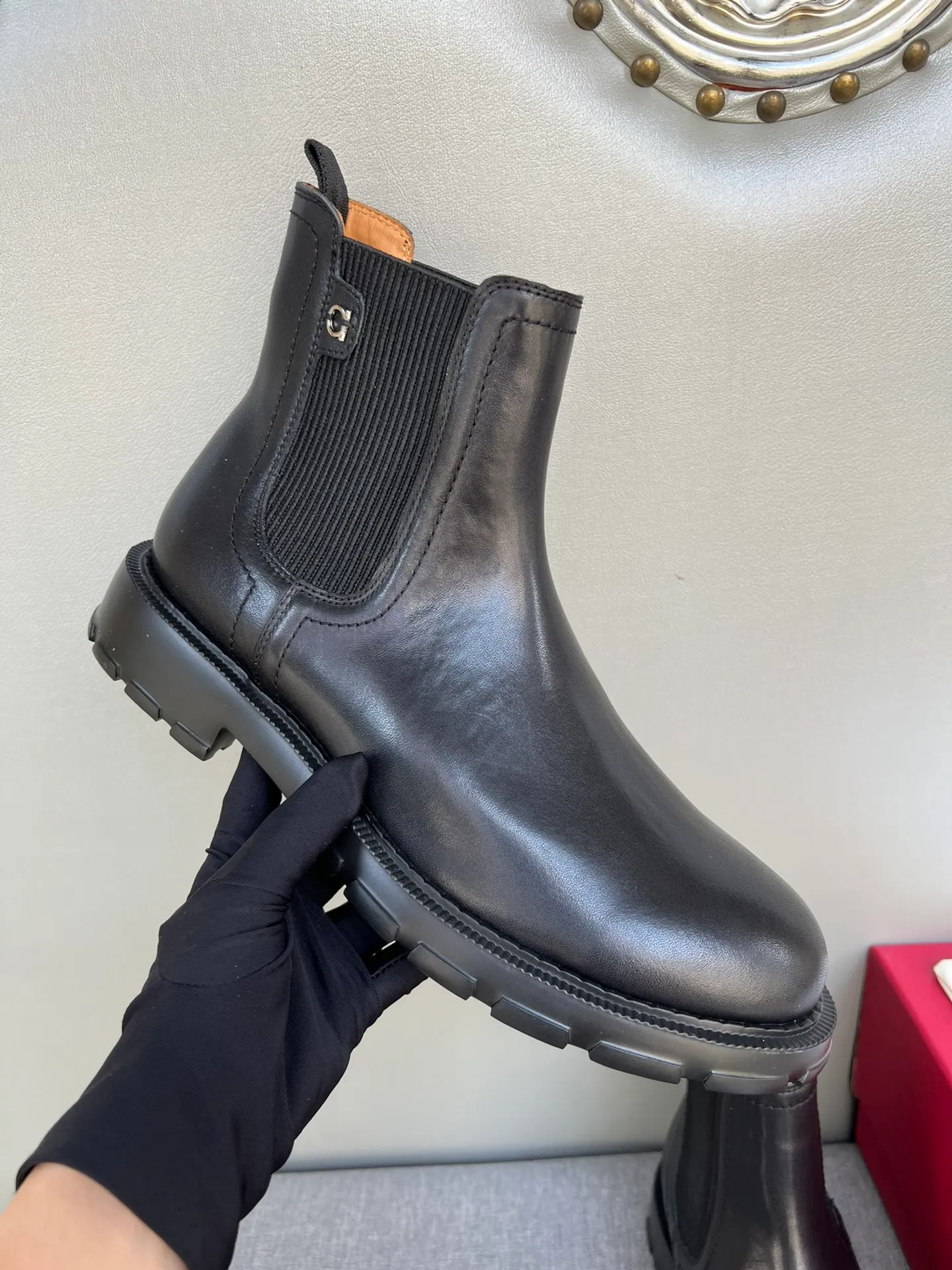 [Ferragamo] Top P: 1000💰 Number of yards: 39~44 (38.45 custom-made, non-refundable) Ferragamo winter series, original 1:1 development, casual men's short boots, original quality, exclusive new Ferragamo autumn and winter new high-top men's shoes, exquisite hand-stitching, workmanship details comparable to counters, imported calfskin upper, cowhide lining, original foam outsole.